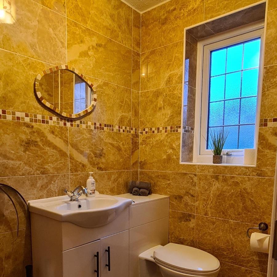 Spacious, 5 Bed House For 9 In Chester Bagian luar foto